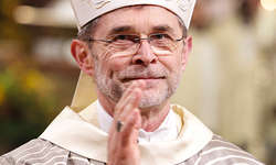 Erzbischof Josef Grünwidl spendet den Segen